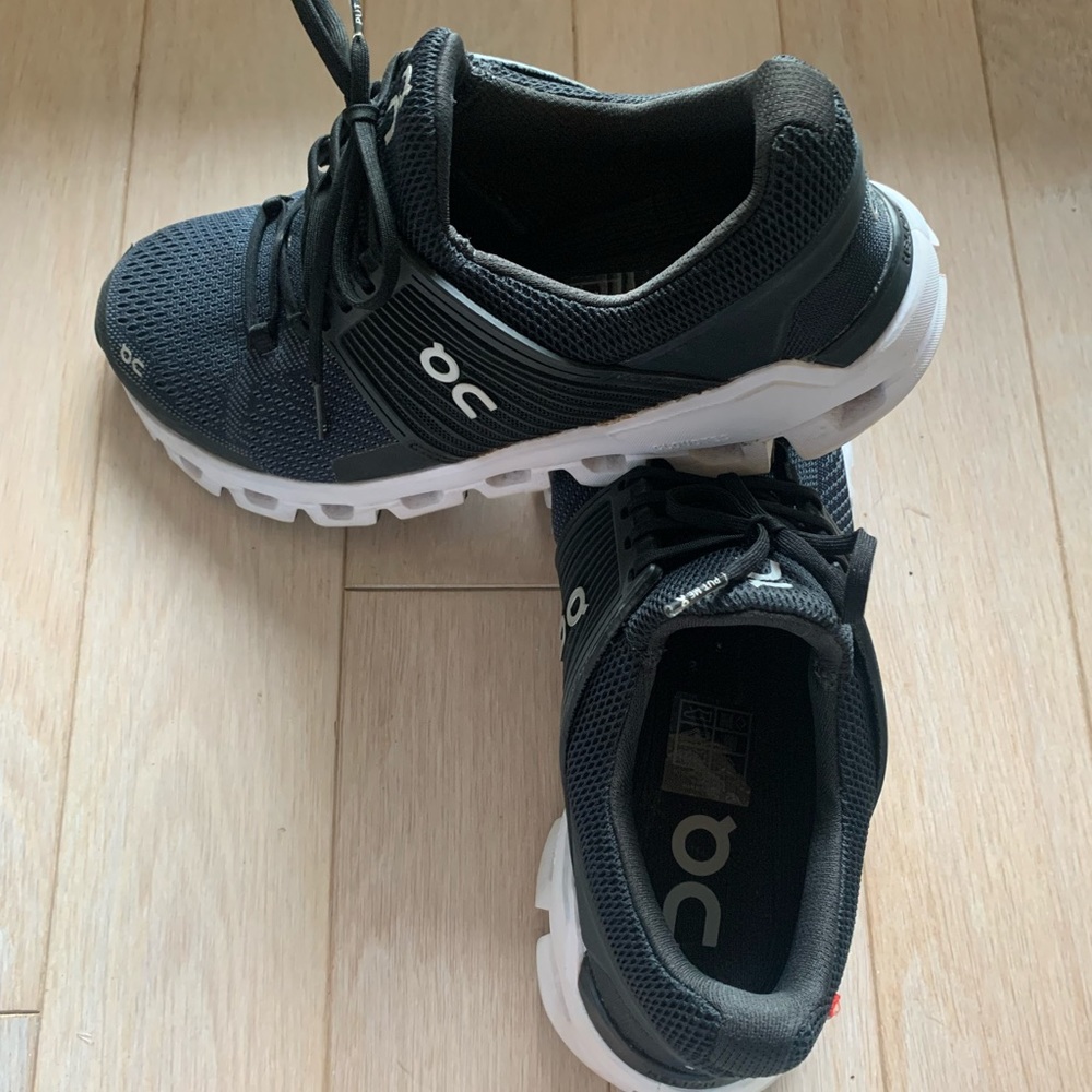 ON CLOUD  athletic shoe in black!
